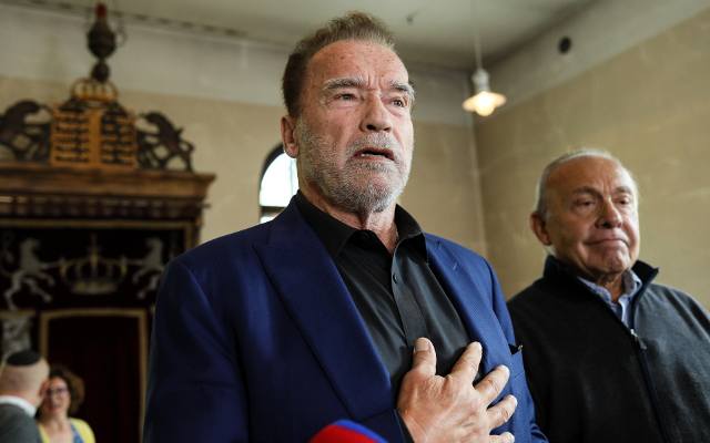 Oświęcim. Arnold Schwarzenegger oddał hołd ofiarom Auschwitz. Zwiedził synagogę i Muzeum Żydowskie. Zobaczcie zdjęcia z wizyty