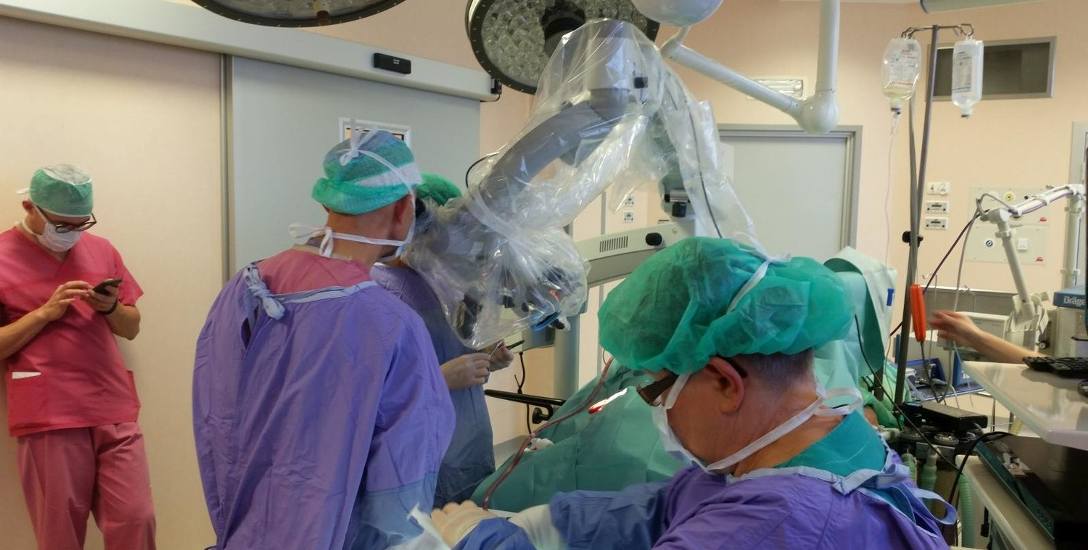 Wszystkie procedury związane z implantami słuchowymi są w Polsce refundowane. NFZ przeznacza na ten cel fundusze na około 10 do 15 implantów ślimakowych