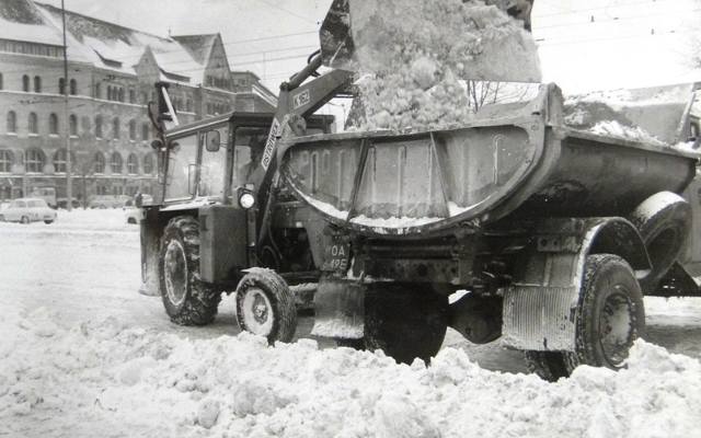 Tak wyglądała zima stulecia w Poznaniu. Miasto odśnieżały koparki i spychacze! Zobacz wyjątkowe zdjęcia z 1979 roku