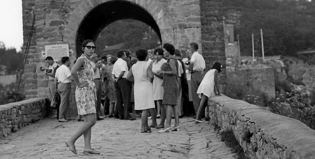 Wakacje z PRL. Na zdjęciu polscy turyści w miejscowości Wielkie Tyrnowo w Bułgarii, rok 1969
