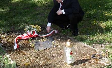 Burmistrz Waldemar Grochowski przy grobie hrabiego Fernynada Hompescha w czeskich Jaroslavicach.