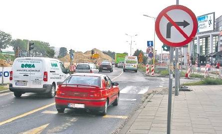 Kierowcy jadący ulicą Struga nie mogą już skręcać w ulicę Łubinową. Mimo dobrego oznaczenia zmian (znaki nakazu jazdy na wprost, zakazu skrętu w prawo,
