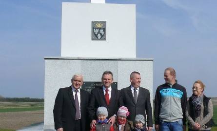 Jedynie państwo Walaskowie z trójką swoich dzieci towarzyszyli szefom buskich samorządów w składaniu kwiatów przy Pomniku Powstańców w Kamedułach. Pozostali