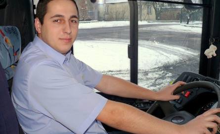 - Zakaz skrętu w lewo z ulicy Wiejskiej w Południową usprawniłby przejazd przez to ruchliwe skrzyżowanie – przekonuje Dawid Pawlak, kierowca autobusu
