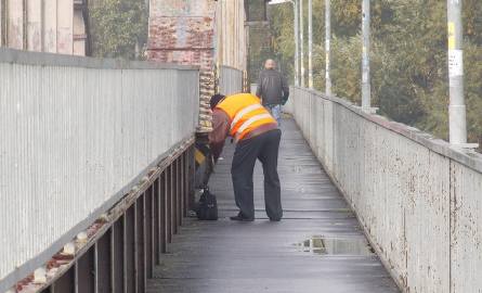 Pracownik PKP dokumentował w piątek zniszczenia na mostku
