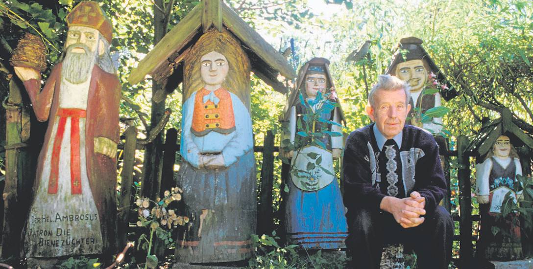 Józef Chełmowski (1934-2013) mieszkał w miejscowości Brusy - Jaglie na Kaszubach. Artysta - samouk, malarz, rzeźbiarz, pisarz, filozof, tworzył tu do