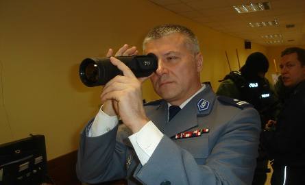 - To pierwsza kamera termowizyjna w naszej komendzie - pokazuje Tadeusz Kaczmarek