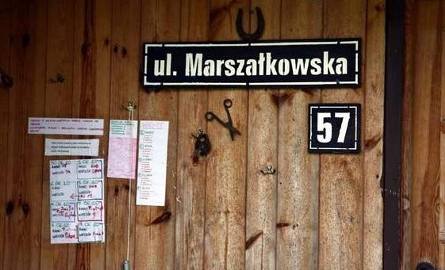Nie widać alarmów, kamer. Na drzwiach domu żartobliwy szyld: Marszałkowska 57. A tak naprawdę prezydent asfaltu nawet tu nie ma. Musi się zadowolić