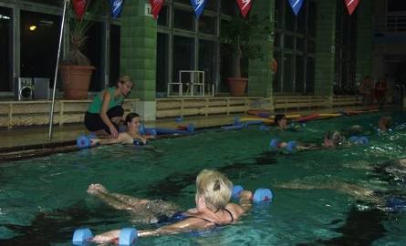 Tłumy kobiet na basenie. Wszystkie ćwiczą aqua aerobik (zdjęcia) 