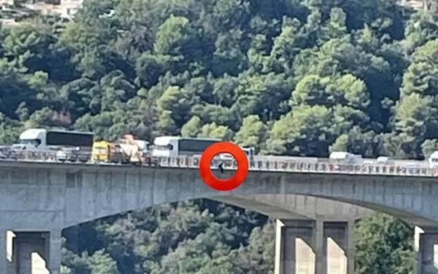Kolega klubowy Marcina Bułki z Nicei siedział na krawędzi mostu i groził popełnieniem samobójstwa [WIDEO]