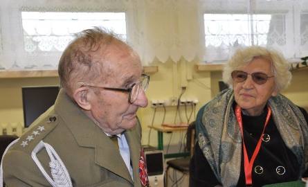 W obchodach jubileuszu 55-lecia uczestniczyli emerytowani nauczyciele „budowlanki”. Byli wśród nich Teresa Majewska i Michał Juźwiński.