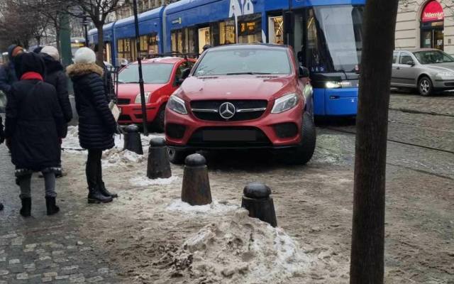 W Krakowie to już plaga.  Tym razem kierowca Mercedesa zablokował przejazd tramwajowy