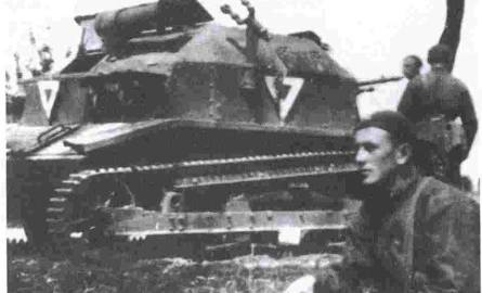 Najprawdopodobniej jedyne znane zdjęcie Romana Orlika z czasów wojny i okresu ją poprzedzającego. W tle tankietka uzbrojona w ciężki karabin maszyno