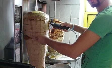 Pracownik restauracji Alfarana przygotowujący kebab. Drugie miejsce w plebiscycie.