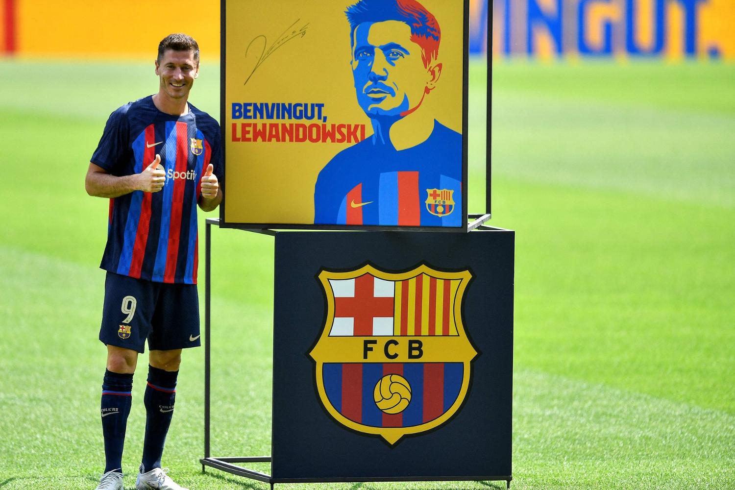 Robert Lewandowski na Camp Nou! Z „dziewiątką” na plecach