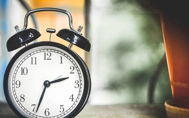 Zmiana czasu na zimowy 2018 Kiedy przestawiamy zegarki o 1 godzinę do tyłu? DATA I GODZINA AKTUALIZACJA 27.10.2018
