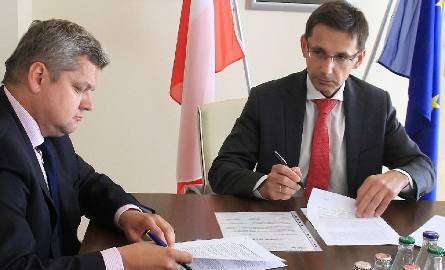 Umowę w sprawie przejęcia akcji Kopalni Siarki „Machów” S.A. podpisują Norbert Mastalerz (z lewej), prezydent Tarnobrzega oraz Mikołaj Budzanowski, minister