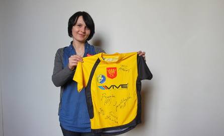 Ilona Jaworska prezentuje jeden z cenniejszych gadżetów - koszulkę z autografami piłkarzy zespołu Vive Targi Kielce