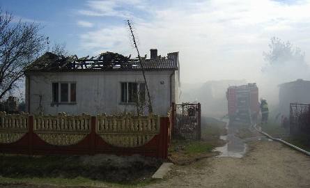 Ogień szalał na wsi. Kilka spalonych budynków i 10 ewakuowanych osób