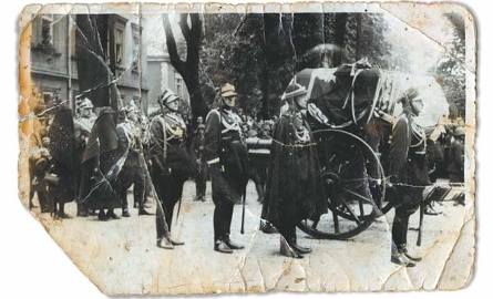 1935 rok. Pogrzeb Marszałka Piłsudskiego. Takie zdjęcie rozdawano żołnierzom, gdy służył w wojsku Adam Boratyński.
