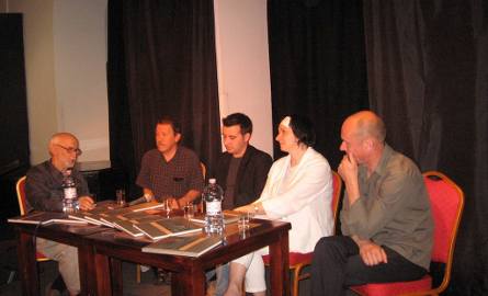 Dyskusję prowadzą  profesor Juliusz Narzyński, Zbigniew Kamieński, Konrad Wieniawa- Narkiewicz, Marlena Szymczyk i Andrzej Brzegowy.