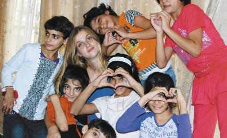 Ania z dziećmi, które uczyła w szkole. Razem z mężem, Pawłem, przez trzy miesiące byli wolontariuszami w Nablus, drugim co do wielkosci mieście Autonomii