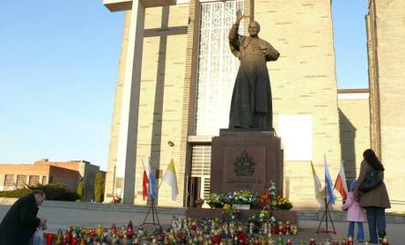 Plac przed bazyliką konkatedralną z pomnikiem papieża Jana Pawła II.