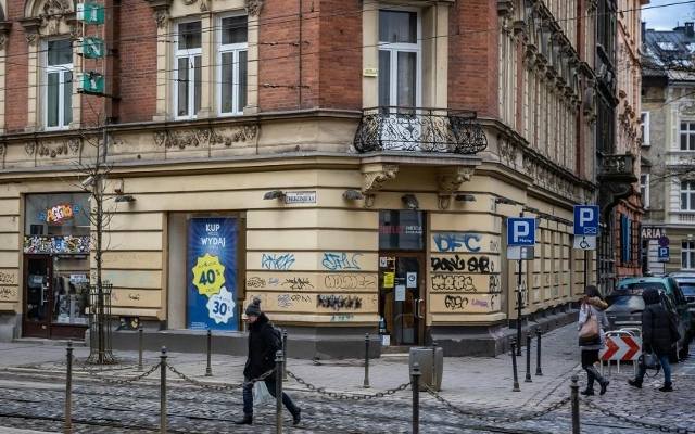 Kraków. Uprawomocnił się bulwersujący wyrok. Sąd umorzył sprawę dewastowania kamienic, grafficiarz bezkarny