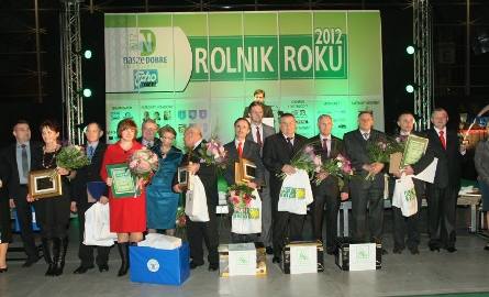 Złota dziesiątka plebiscytu Rolnik Roku 2012 wraz z wręczającymi. Od lewej Michał Matuszczyk, Elżbieta Skrobisz, Leszek i Bernardyna Czerw, Europoseł