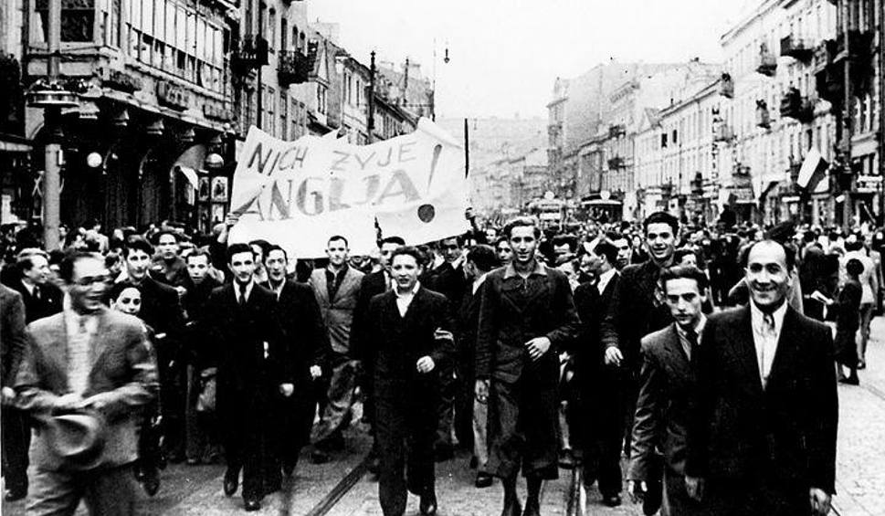 Manifestacja w Warszawie po ogłoszeniu przystąpienia Anglii i Francji do wojny. 3 września 1939 r.