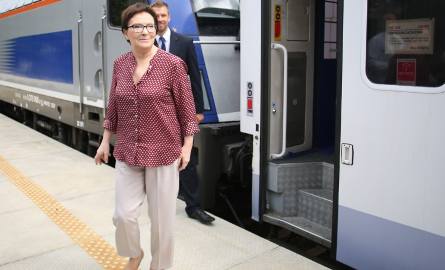 Premier Ewa Kopacz rozmawia z pasażerami pociągów i obsługą dworców, a także przechodniami w odwiedzanych przez nią miastach.