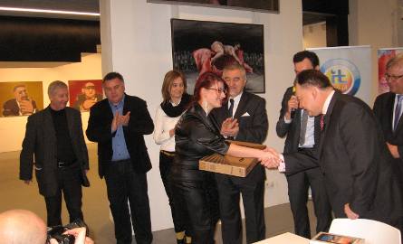 Piewrszą nagrodę - laptop- otrzymuje z rąk marszałka Adama Struzika Sara Halinska.