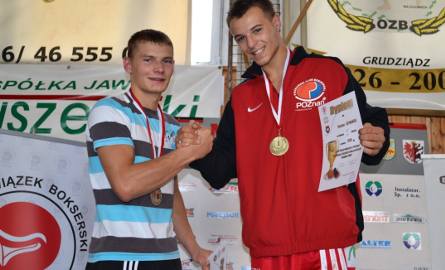 Patryk Godlewski (Boxing Chojnice, z lewej)  walczyl w finale z Romanem Szymańskim (PKB Poznań). Poległ, ale na podium obaj sobie gratulowali walki