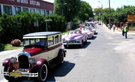 Sznur zabytkowych samochodów w drodze do muzeum