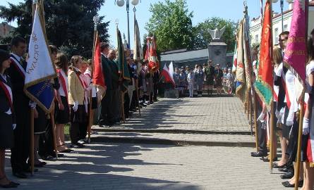 W uroczystości pod Pomnikiem Nieznanego Żołnierza wzięło udział 18 pocztów sztandarowych Rzwol3Maja3