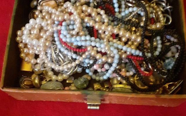 Tej biżuterii z PRL szukają jubilerzy i kolekcjonerzy. Płacą tysiące złotych za pierścionki, perły i brosze (zdjęcia) 24.02.23