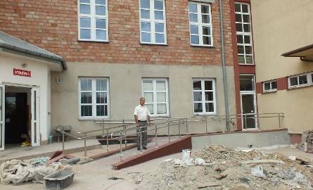 Przed gimnazjum powstał podjazd dla niepełnosprawnych uczniów. Budowę osobiście sprawdza Marek Kukiełka, wójt gminy Mirzec.