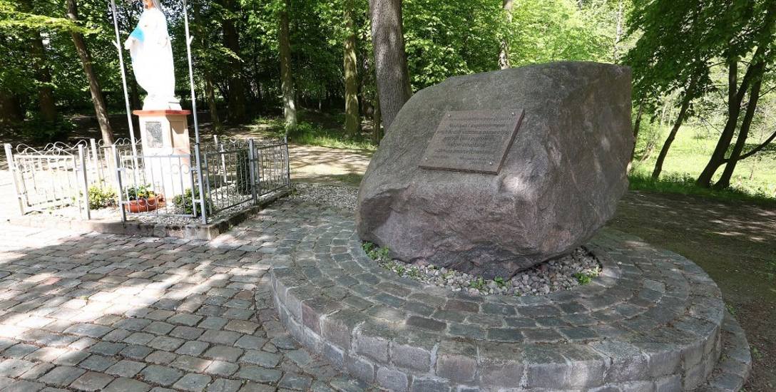 Pamiątkowy  kamień  upamiętnia dawnych mieszkańców pochowanych na ternie obecnego Parku Brodowskiego