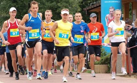 Na starcie pierwszego biegu stanęło 48 mężczyzn i kobiet.