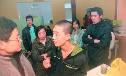 Chińczycy z Drobeksu skarżą się na pobicie i złe warunki. Nie chcą już u nas pracować  (mp3,foto) 