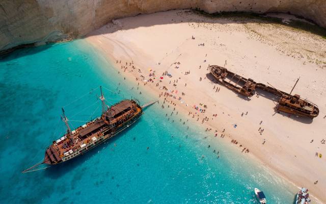 15 najpiękniejszych plaż Grecji na wakacje. Idealne plaże na błogi relaks, aktywny wypoczynek, imprezy i zabawy z dziećmi