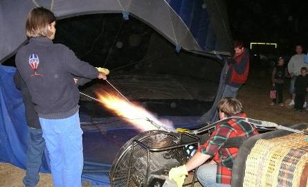 Podnoszenie balonu przez uruchomienie palnika gazowego.