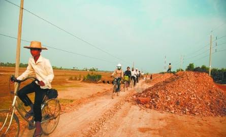 - Najgorsze drogi spotkałem podróżując po Kambodży - wspomina Adam Guzowski, podróżnik z Łap