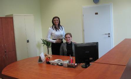 Na studentów czekają w nowym dziekanacie Justyna Ćwiertnia, kierownik dziekanatu( z lewej) i Anna Wasiak