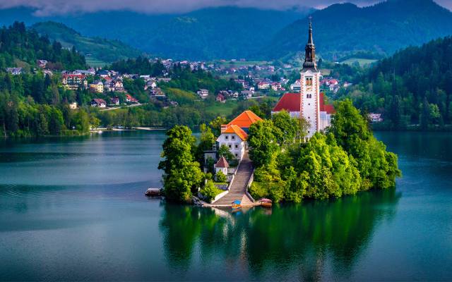 Słowenia: atrakcje, których nie możesz przegapić. Zamek z Księgi Guinnessa, cuda przyrody, unikalna wycieczka po warzelni piwa