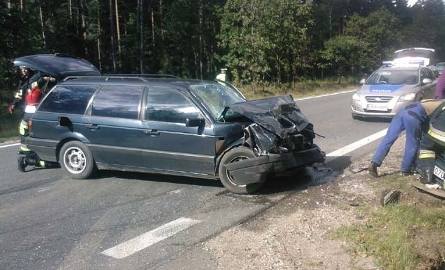 Zderzenie dwóch samochodów na drodze do Broku. Jedna osoba ranna (zdjęcia)