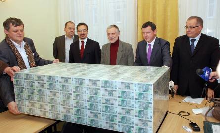 W czasie konferencji opozycja pokazała, jak wygląda dług Radomia. Tak miałoby wyglądać 35 milionów złotych, złożone z setek. – Dług Radomia to 10 takich