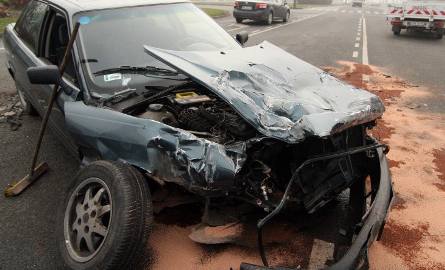 Wypadek na rondzie Wielkopolskim, kierowca audi trafił do szpitala