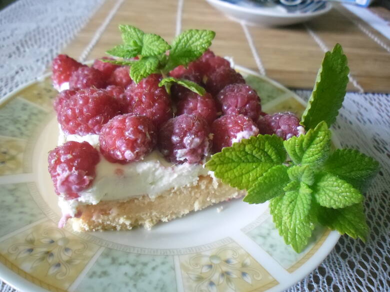 Ciasta z malinami: z mascarpone lub galaretką. Na biszkopcie lub herbatnikach. Te słodkości skradną twoje serce
