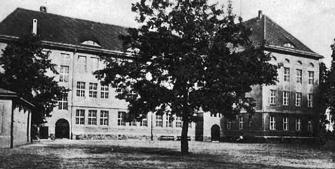 Gimnazjum Księżnej Jadwigi powstało w latach 1912-13, przebudowano wówczas także salę gimnastyczną (widoczna z lewej strony), która stała tu już wcześniej